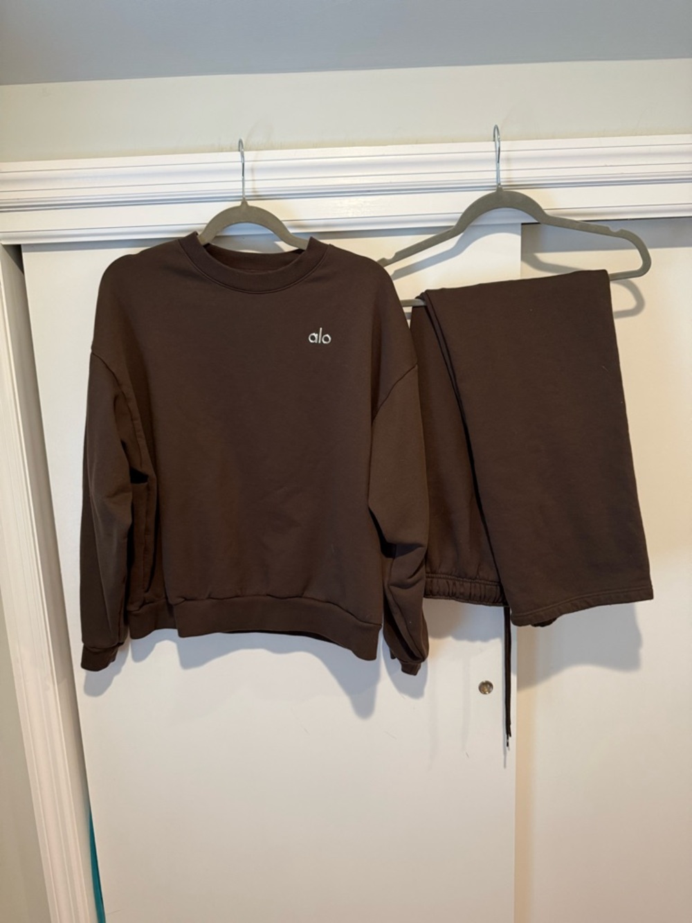 Alo Accolade SET Medium Great Condition in Espresso Brown Straight Leg and Crew